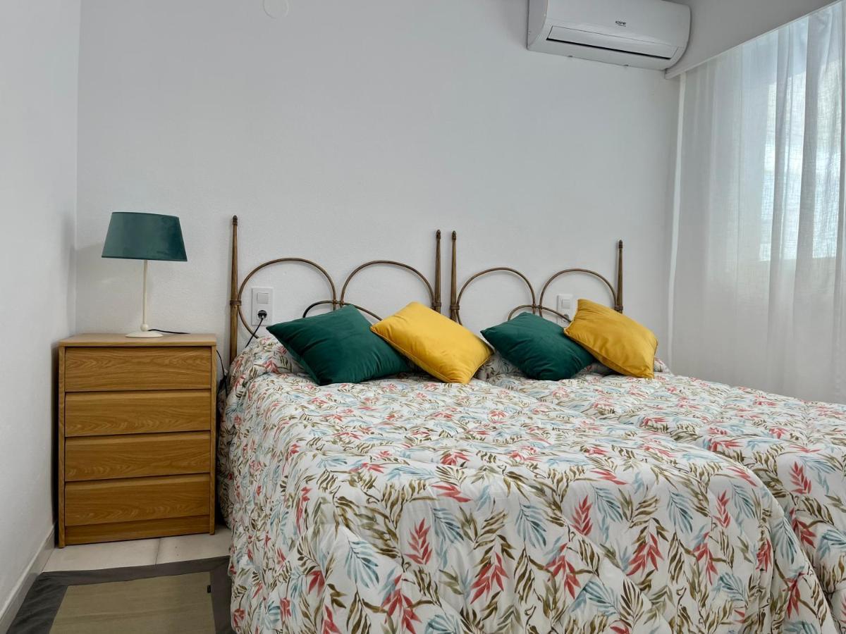 Modern Apartment On The Beach With Pool กัลเป ภายนอก รูปภาพ