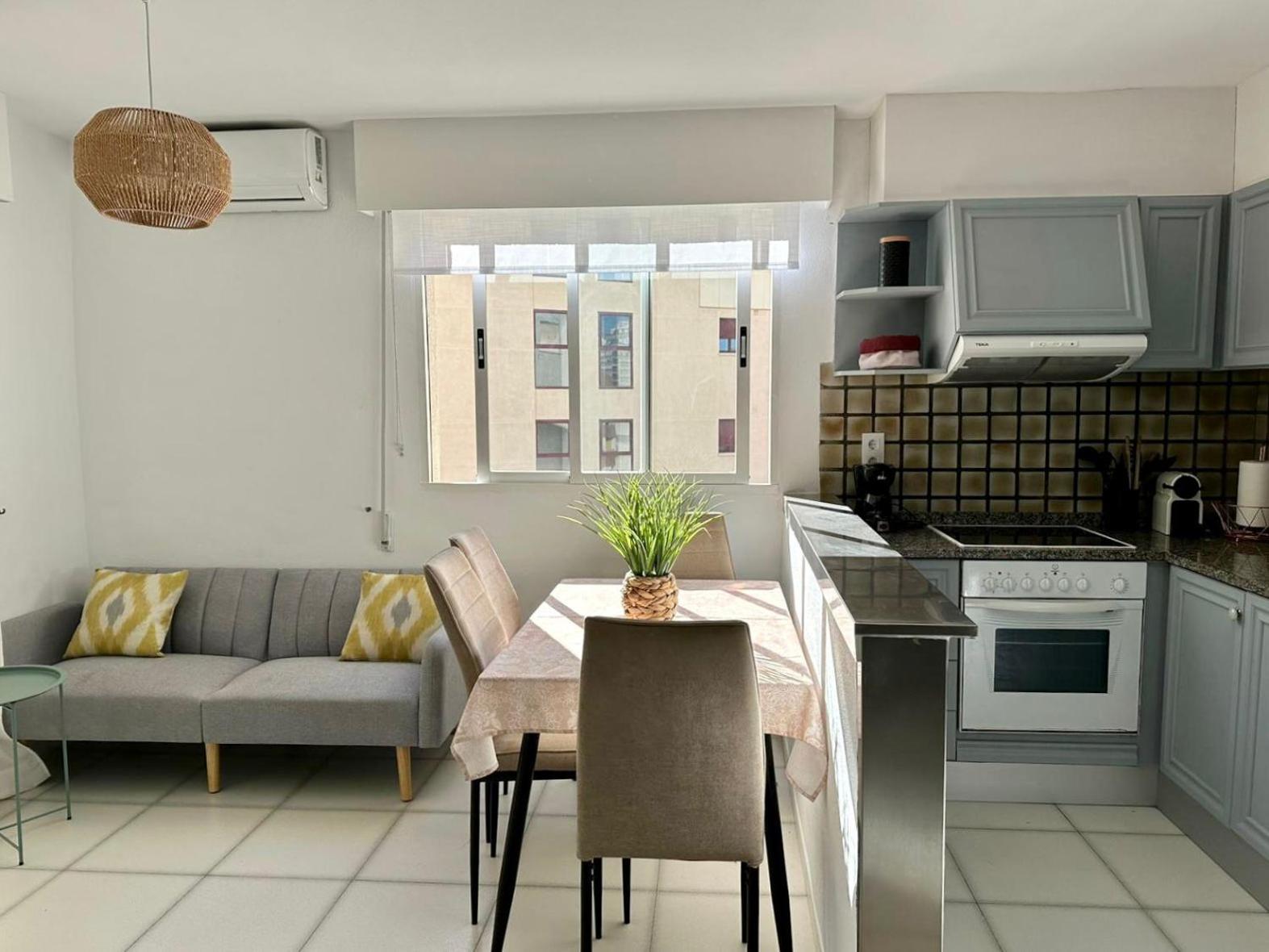 Modern Apartment On The Beach With Pool กัลเป ภายนอก รูปภาพ