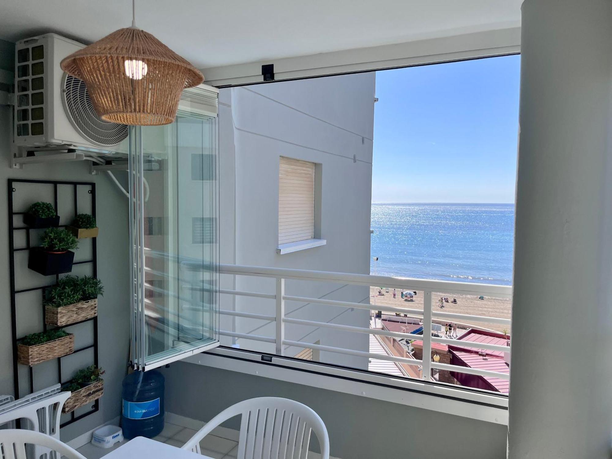 Modern Apartment On The Beach With Pool กัลเป ภายนอก รูปภาพ